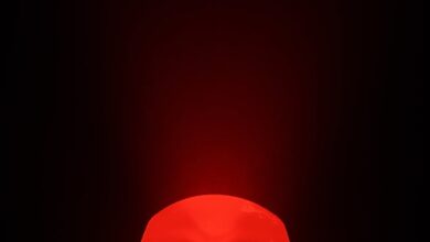 زر أحمر كبير في غرفة مظلمة