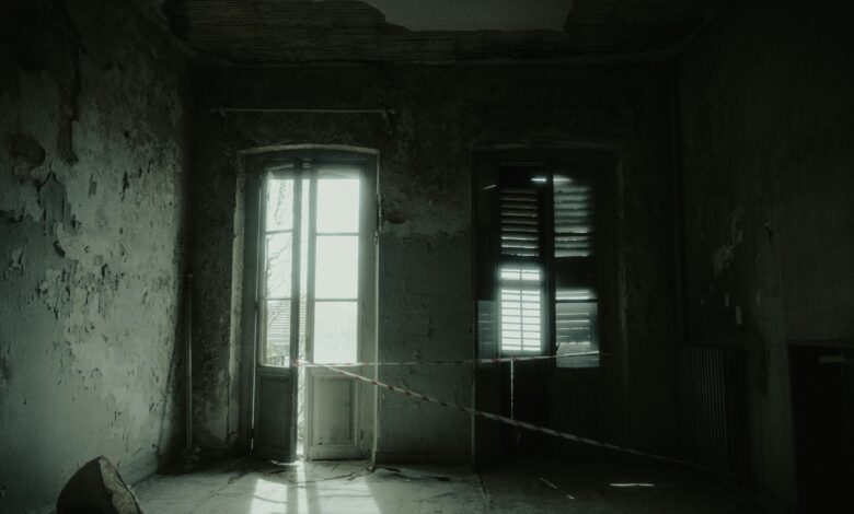 غرفة فندق مهجورة مظلمة مع جو مرعب - قصة رعب