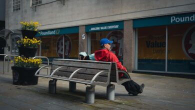 رجل يجلس وحيدا بمقعد رقم 12 في محطة القطار ينتظر بحزن وتأمل