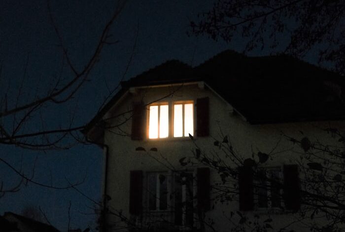 منزل قديم ومظلم يضيء في الليل وسط أحداث مرعبة