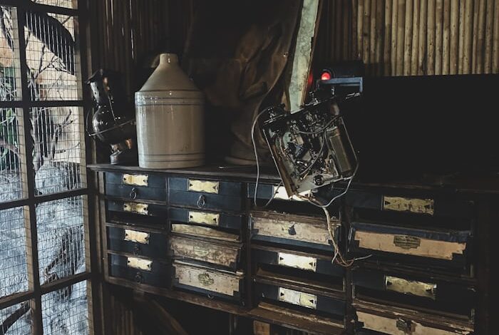 راديو قديم يبث أصواتًا مرعبة في غرفة مهجورة