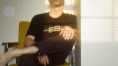 رجل وحيد يسمع صوت بكاء من خلف الجدار في موقف إنساني مؤثر