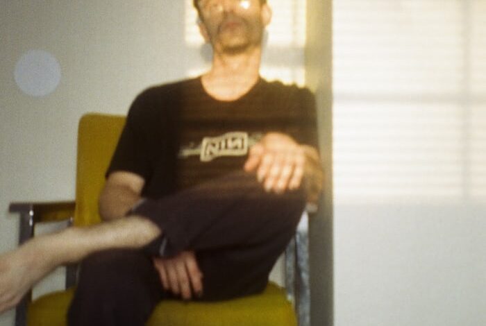 رجل وحيد يسمع صوت بكاء من خلف الجدار في موقف إنساني مؤثر