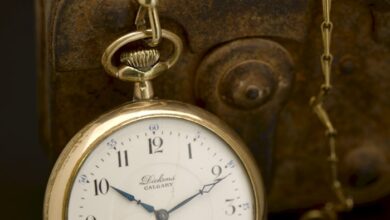 طفل يحمل ساعة سحرية قديمة في قصة أطفال خيالية عن الزمن