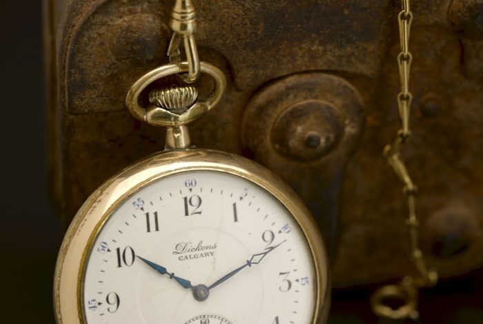 طفل يحمل ساعة سحرية قديمة في قصة أطفال خيالية عن الزمن