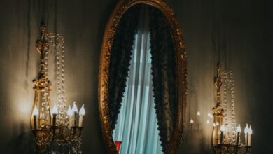 مرآة غامضة لا تعكس الأشخاص في كوخ قديم