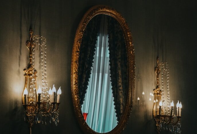 مرآة غامضة لا تعكس الأشخاص في كوخ قديم