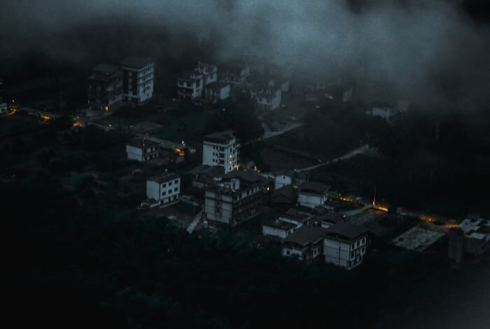 مدينة خيالية متقدمة تطفو فوق السحب