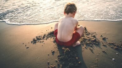 طفل صغير على شاطئ جزيرة خيالية في قصة مغامرات ممتعة