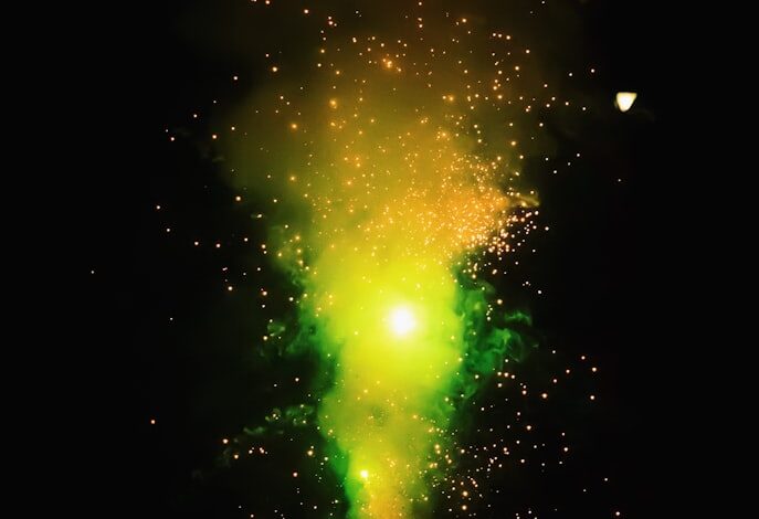 نيزك يسقط من السماء في جو خيالي فوق قرية