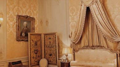 غرفة فاخرة داخل قصر غامض رومانسية