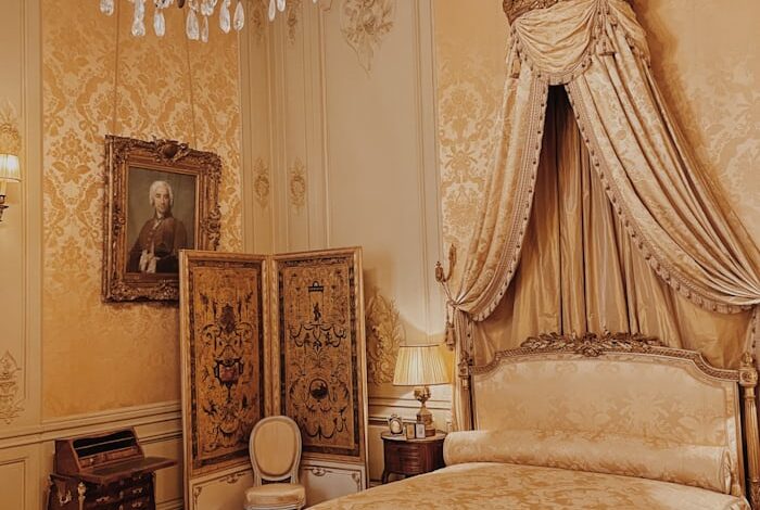 غرفة فاخرة داخل قصر غامض رومانسية